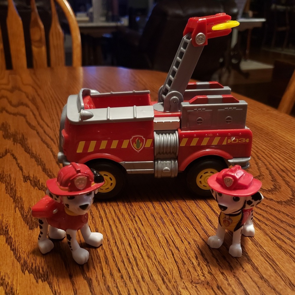 Paw Patrol Marshall's Transforming Fire Truck & 2 Figures Toy Set‎